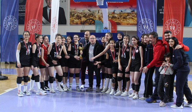 Küçük Kızlar Voleybol Turnuvası sona erdi