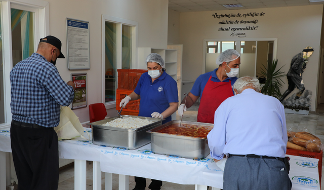 Odunpazarı Belediyesi Aşevi'nin sıcak yemek yardımları devam ediyor