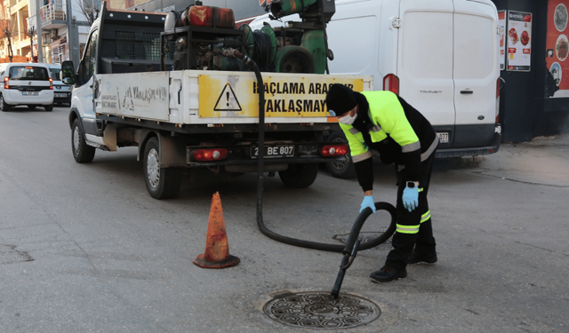 Odunpazarı'nda kanalizasyon ve rögarları ilaçlama çalışmaları devam ediyor