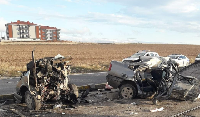 Tramvay hattında feci kaza: Araç ikiye bölündü