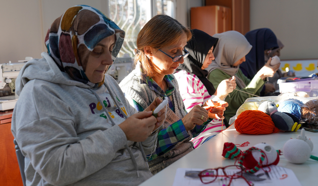 Tepebaşı'nda kadınlar birbirinden güzel bebekler örüyor