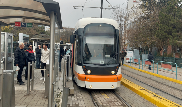 Eskişehir'de tramvayda 4 şahıs bir yolcuyu darp etti