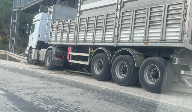 Eskişehir yolunda kaza: Tır az kalsın üst geçidi yıkıyordu