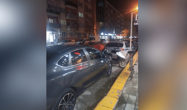 Eskişehir'de otobüs durakları araç otoparkı oldu