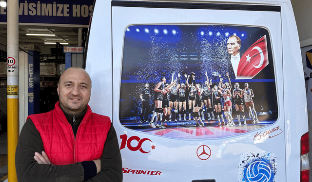 Eskişehirli eski voleybolcu, Filenin Sultanları'nın başarılarını aracında taşıyor