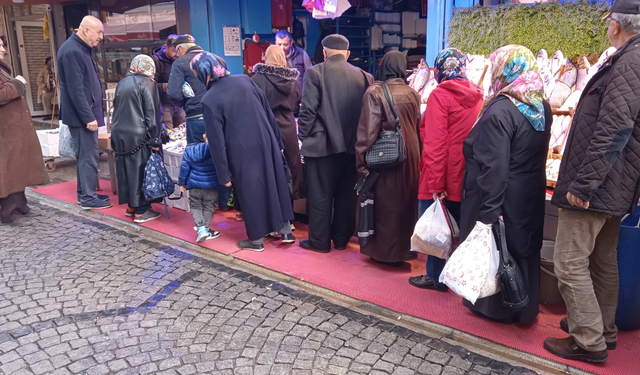 Eskişehir'de hamsi için kuyruk