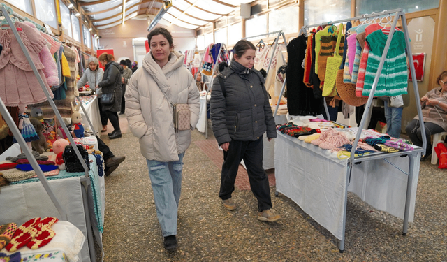 Hanımeli Sokak, yılbaşı öncesi Eskişehirlilerin ilgi odağı oldu