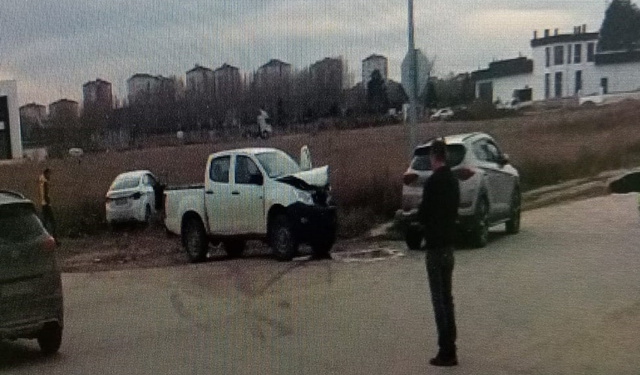 Eskişehir’de kavşağa kontrolsüz giren araçlar çarpıştı