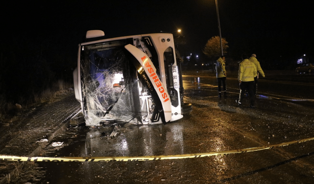 Kontrolden çıkan midibüs devrildi: 24 yaralı