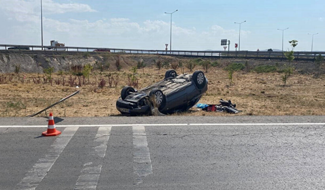 Tarlaya otomobil devrildi; 2 kişi yaralandı