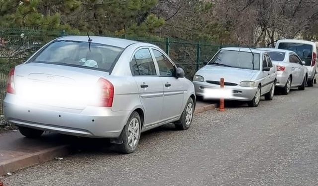 Eskişehir'de kaldırımlar arabaların oldu! Vatandaş tepki gösterdi