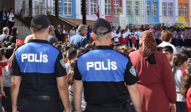 Eskişehir'de polis ekipleri binlerce vatandaşı bilgilendirdi