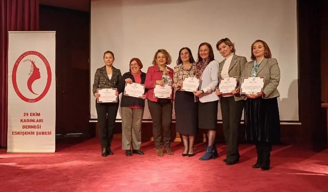 Vekil Süllü'den kadın belediye meclis üyelerine plaket