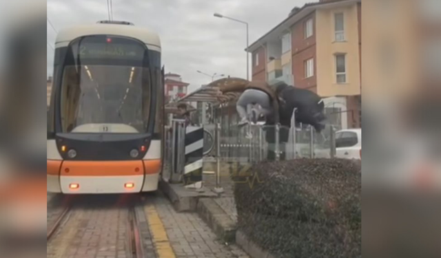 Eskişehir’de usulsüz tramvaya binmeye çalışan gençler tepki topladı