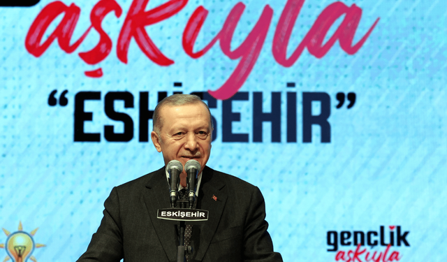 Erdoğan'ın 'Cumhurbaşkanımız bu karizma şaka mı?' pankartı viral oldu