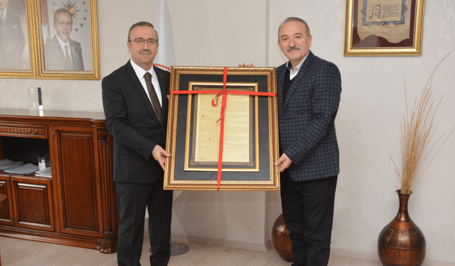 Bestekâr Mehmet Kemiksiz, Sinan Aydın'a hediye takdim etti