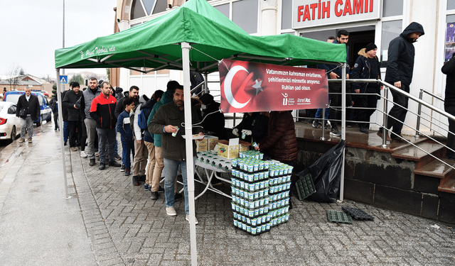 Tepebaşı şehitler anısına pilav dağıttı