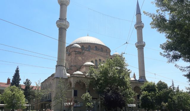 Eskişehir'de vatandaşlar Bayram namazı için Reşadiye Camii'ne akın etti