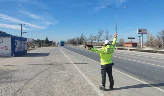 Eskişehir'de şüphe üzerine durdurulan araçta 3 tabanca ele geçirildi