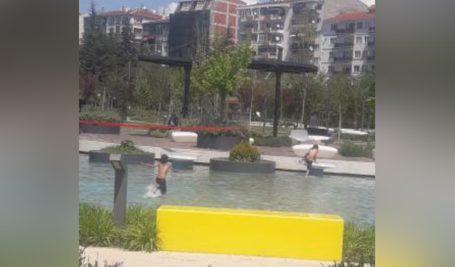 Eskişehir'deki çocukların süs havuzunda tehlikeli eğlencesi