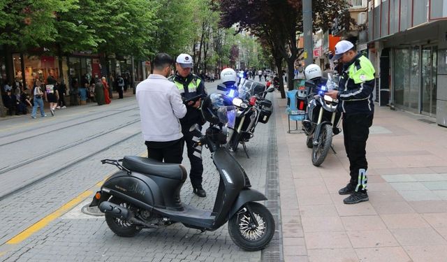 Eskişehir'de motosiklet sürücülerine denetim: 63 sürücüye ceza