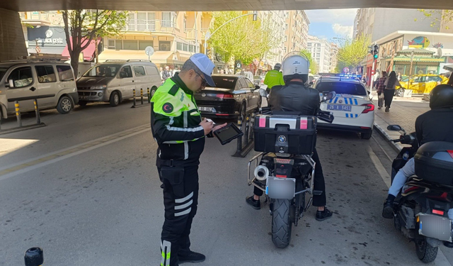 Eskişehir'de yaya bölgelerinde motosiklet kullananlara ceza yağdı