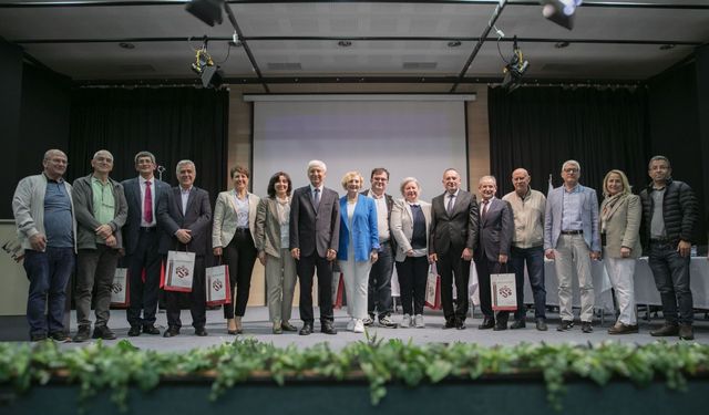 ESTÜ mezunları ile öğrenciler panelde bir araya geldi