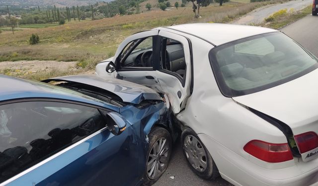 Komşuda feci kaza! İki otomobil birbirine girdi: 5 yaralı