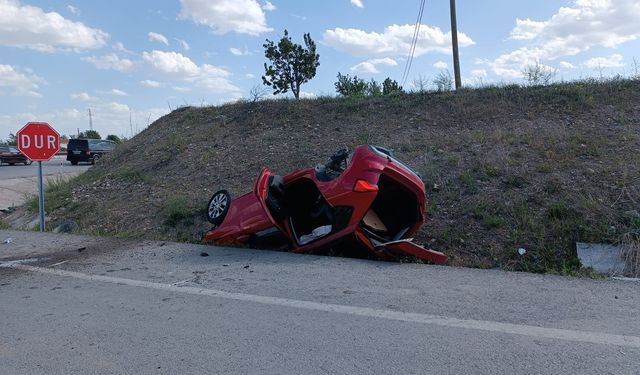 Komşuda hafif ticari aracın otomobille çarpıştığı kazada 4 kişi yaralandı