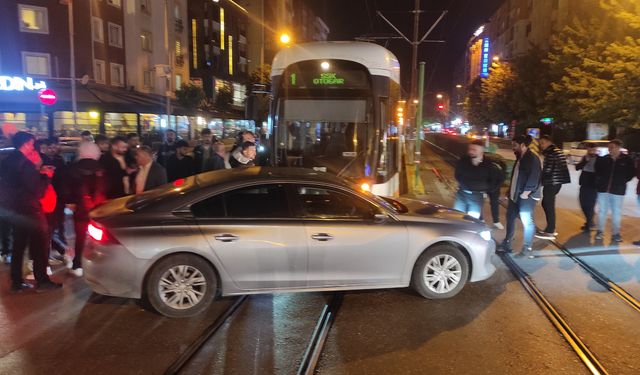 Eskişehir'de otomobil ile tramvay çarpıştı: Seferler aksadı