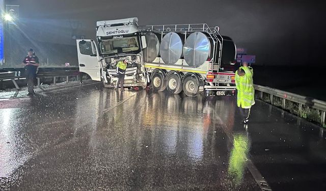 Komşuda bariyerlere çarpan tankerde 2 kişi yaralandı