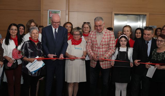 Kağıt Rölyef Atölyesi kursiyerleri tablolarını sergiliyor