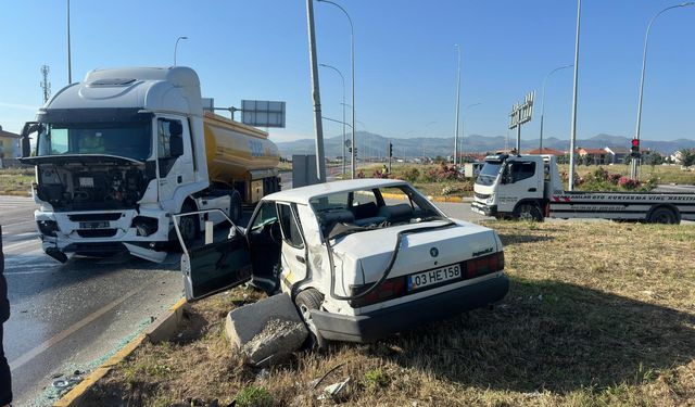 Eskişehir yolunda feci kaza: Kırmızı ışık ihlali yapan çekici otomobile çarptı