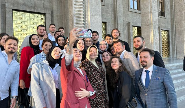 Ayşen Gürcan mecliste öğrencilerle bir araya geldi