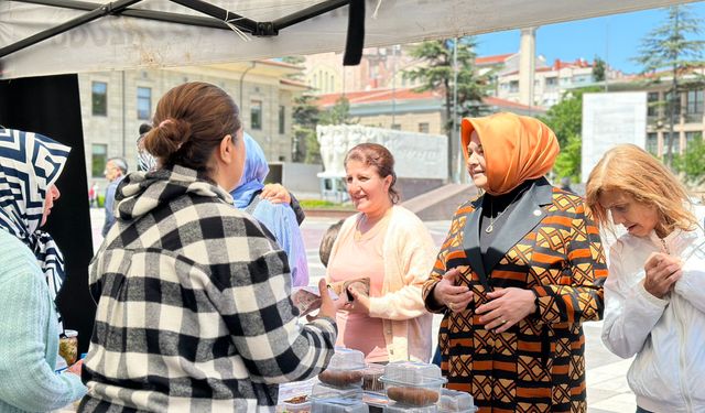 Ayşen Gürcan, Türk Mutfağı Haftası Etkinliklerinde Şehrin Kadın Kooperatiflerinin açtığı stantları ziyaret etti