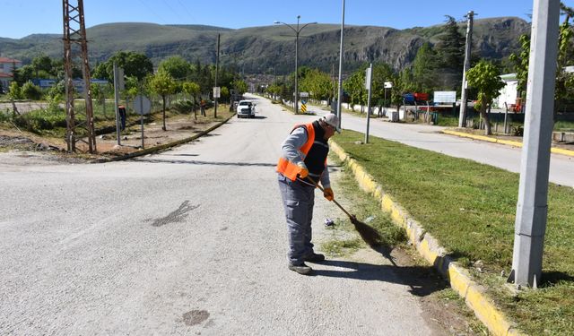 İnönü Belediyesi'nde çevre temizliği çalışması gerçekleştirildi