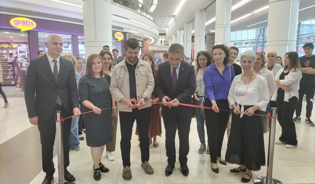 Lise öğrencileri tarafından resim sergisi açıldı