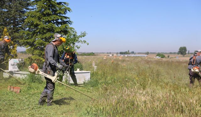 Mezarlıklarda temizlik ve bakım çalışmaları sürüyor