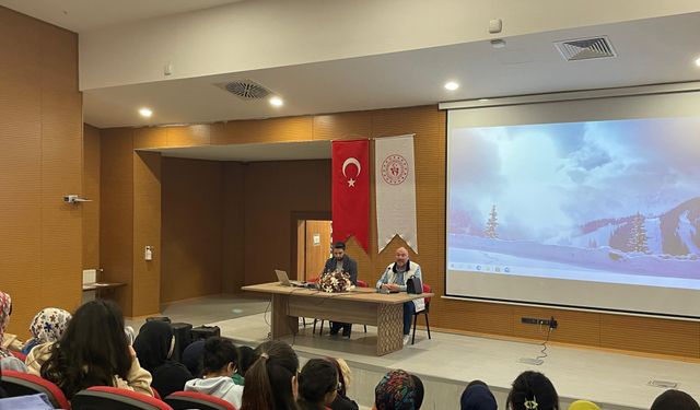 "İnsanın Kendine Yolculuğu" ile ilgili eğitici ve öğretici konferans düzenlendi