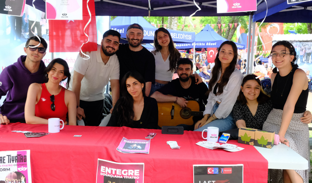 3D Gençlik Festivali’nde tiyatro ekipleri stant açtı vatandaşları bilgilendirdi