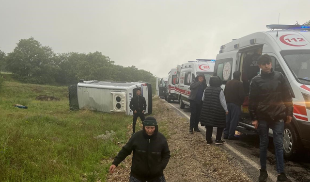 Komşuda korkunç kaza: İşçi minibüsü devrildi çok sayıda yaralı var