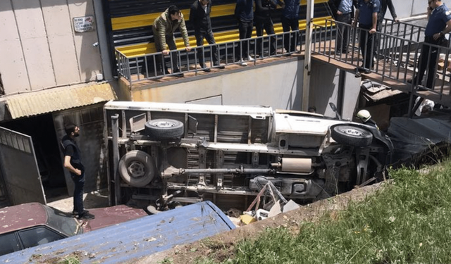 Eskişehir'de feci kaza: Kontrolden çıkan kamyonet dükkana daldı