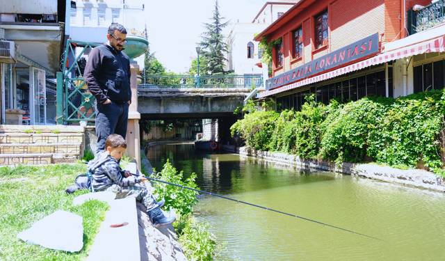 Eskişehir'de güneşli havayı gören vatandaşlar balık tutmaya koştu