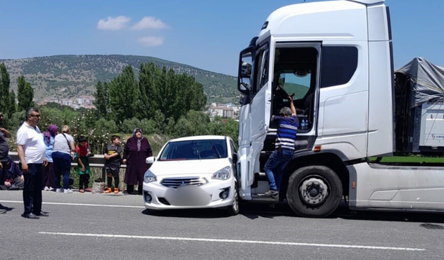 Komşuda korkunç kaza: Kamyon otomobile çarptı