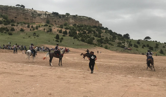 Eskişehir'de 'Akıncı Birliği Atlı Cirit Gösterisi' yapıldı