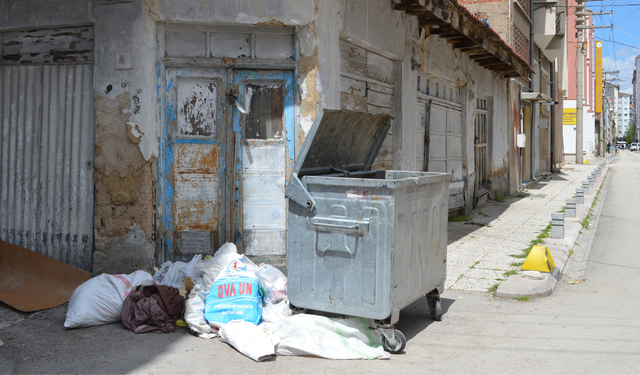 Boş çöp konteynerinin yanına bırakılan atıklar tepki çekti