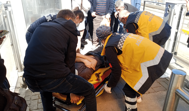 Eskişehir'de tramvaydan inerken kafasını demirlere çarpan kişi hastanelik oldu