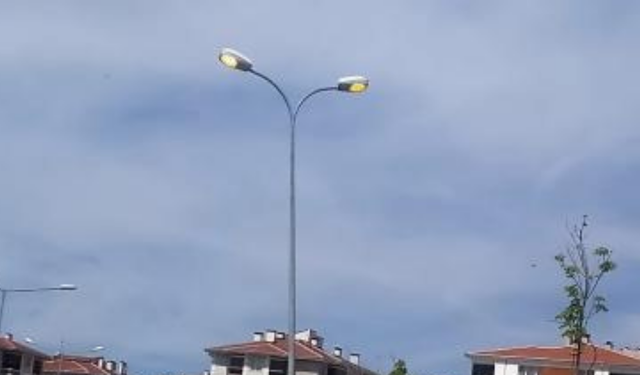 Eskişehir'de gündüz yanan sokak lambaları tepki topladı