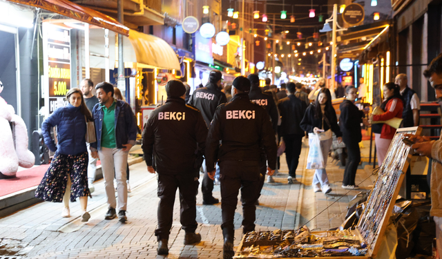 Eskişehir'de polis ekiplerinin 'Barlar Sokağı'ndaki uygulamaları devam ediyor