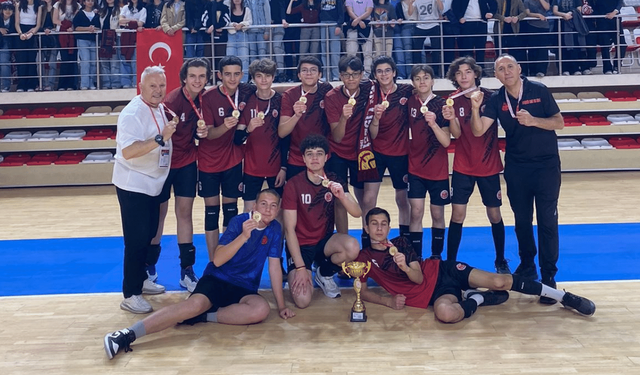 Eskişehir Fatih Fen Lisesi Erkek Voleybol takımı şampiyon oldu